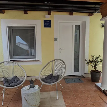 Poolside Apartmán