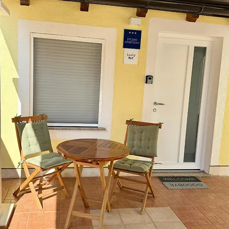 Poolside Apartmán *