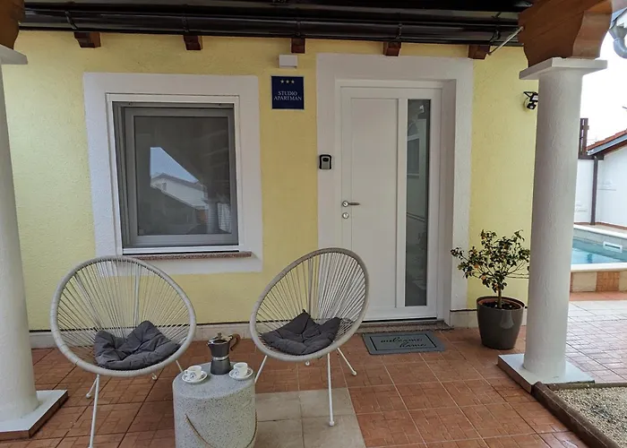 Poolside Apartman