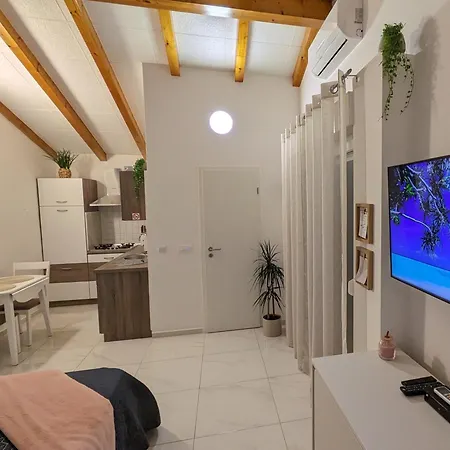 Poolside Apartment Fazana