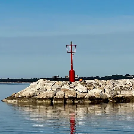 Poolside Apartment Fažana